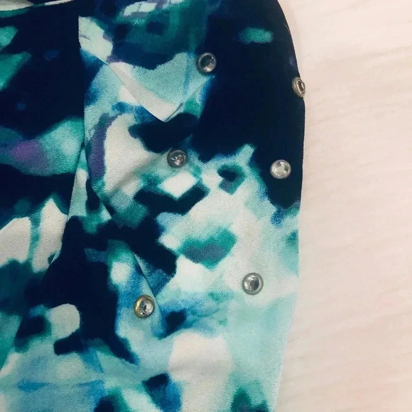 Women’s top by attention - Picture 2 of 3